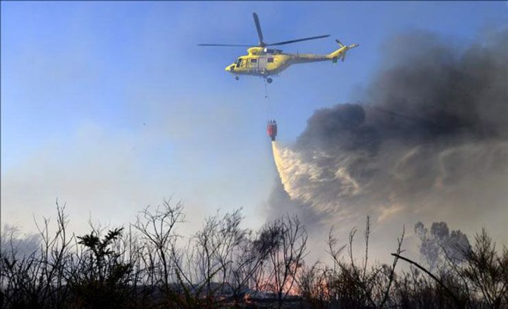 Un helicóptero traballa nun lume en Galicia 