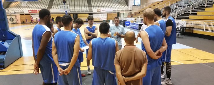 Natxo Lezcano dá instrucións aos seus xogadores nun adestramento no Pazo. 