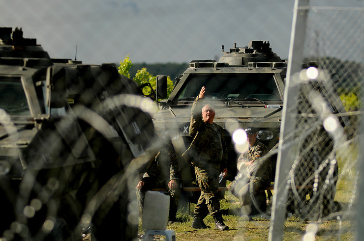 Do outro lado do aramado en Idomeni, soldados macedonios vixían a fronteira e ameazan aos reporteiros gráficos 