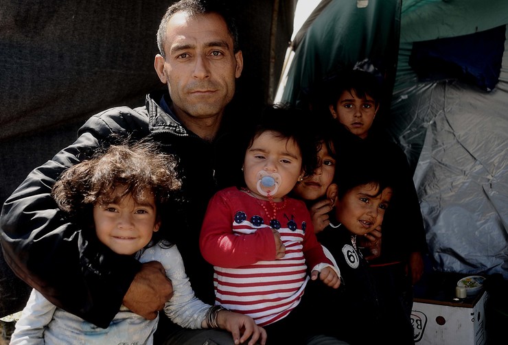 Este home refuxiado en Idomeni faise cargo dos seus fillos e de dous cativos máis orfos 