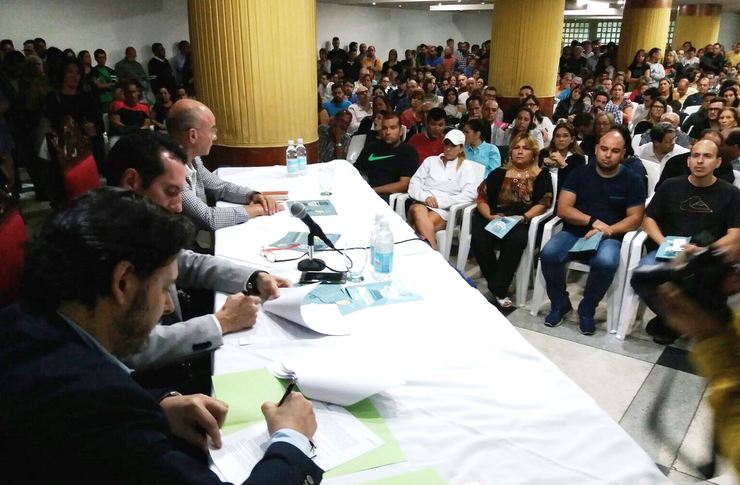 Miranda asina os dous convenios coa Hermanda nun acto en Caracas