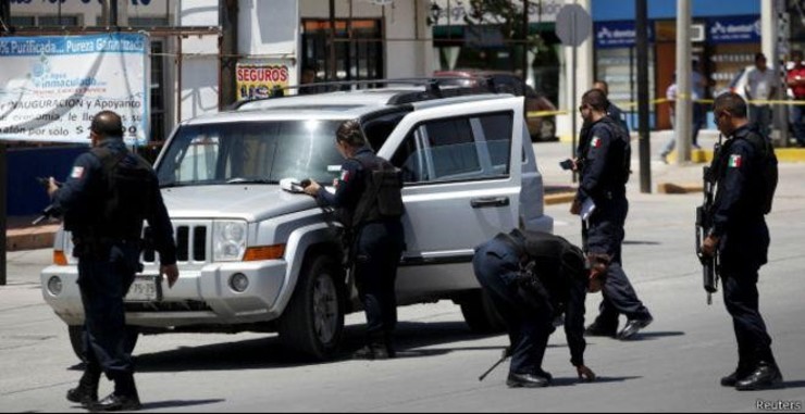 Policía de México investigando o esceario dun crime 