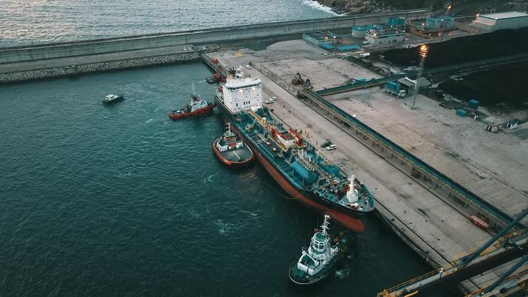 Imaxe tomada con dron do ?Blue Star? á súa chegada ao porto exterior de Ferrol. RAÚL LOMBA - Europa Press