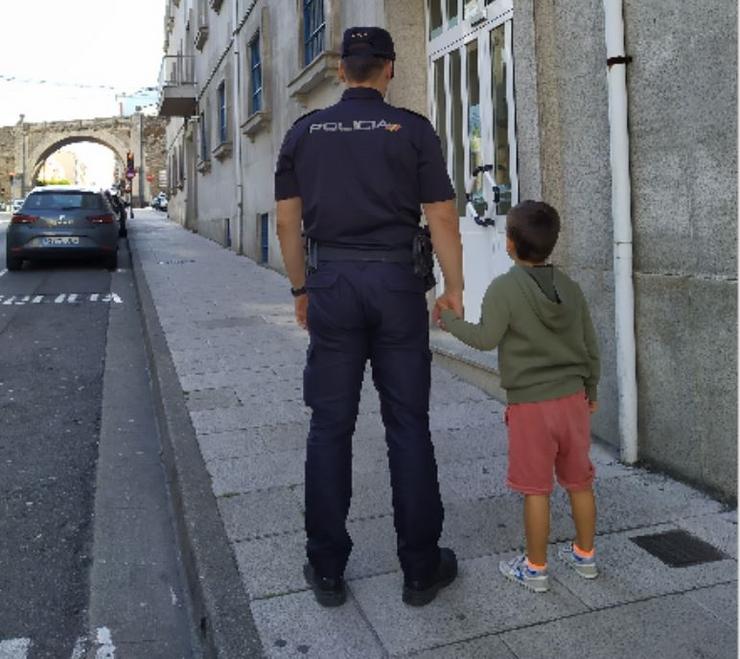 A Policía Nacional localiza nun parque de Lugo a un neno que se perdeu.. POLICÍA NACIONAL