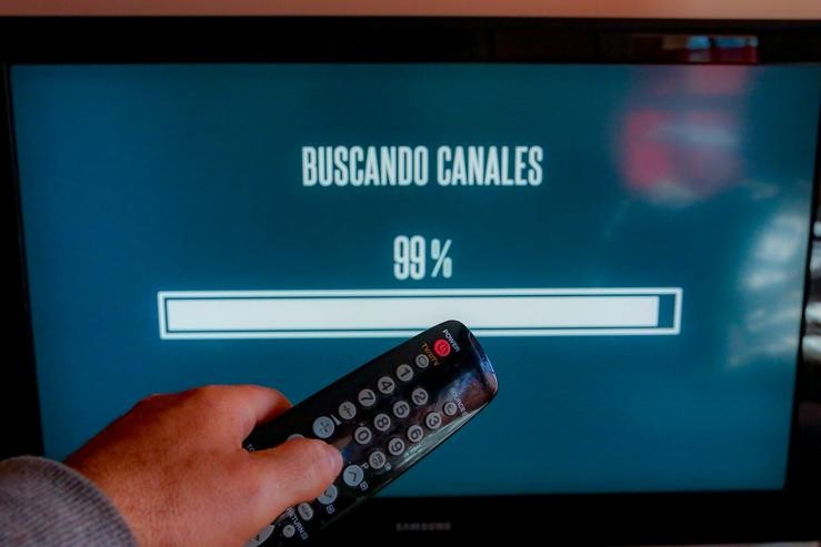 Unha persoa utiliza o seu mando da televisión para buscar canles. Ricardo Rubio - Europa Press - Arquivo