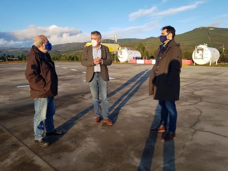 O director xeral de Defensa do Monte, Manuel Rodríguez, visita a base aérea contra incendios de Vilamaior (Ourense).. XUNTA 