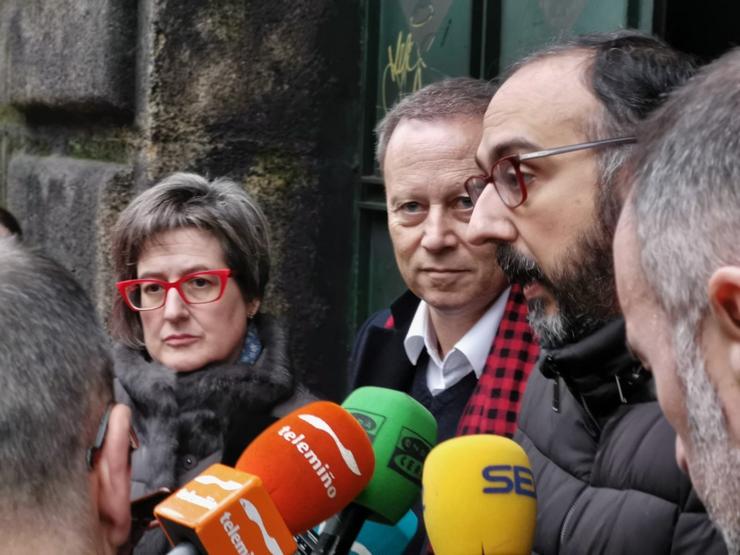 O concelleiro ourensán Javier Rei, Rafa Villarino e Rosa Martínez comparecendo ante os medios de comunicación. PSDEG-PSOE 