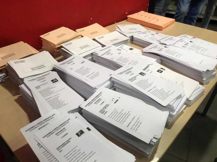 Papeletas nun colexio electoral de Galicia nas eleccións xerais de 2019 