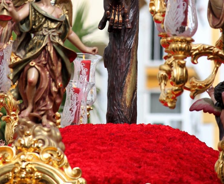 Caraveis vermellos no calvario dun paso de Semana Santa. EUROPA PRESS