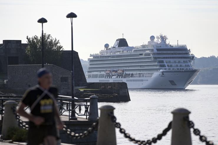 ¡Un cruceiro chega ao peirao de Transatlánticos da Coruña.. M. Dylan - Europa Press - Arquivo
