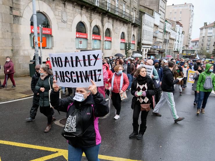 Varias persoas negacionistas participan nunha manifestación contra a Lei de Saúde, coñecida como 'Lei Auschwitz', en Santiago de Compostela 