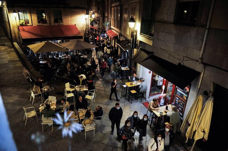 Varias persoas en terrazas de bares, na Rúa do Fornos,en Ourense / Rosa Veiga - Europa Press. / Europa Press