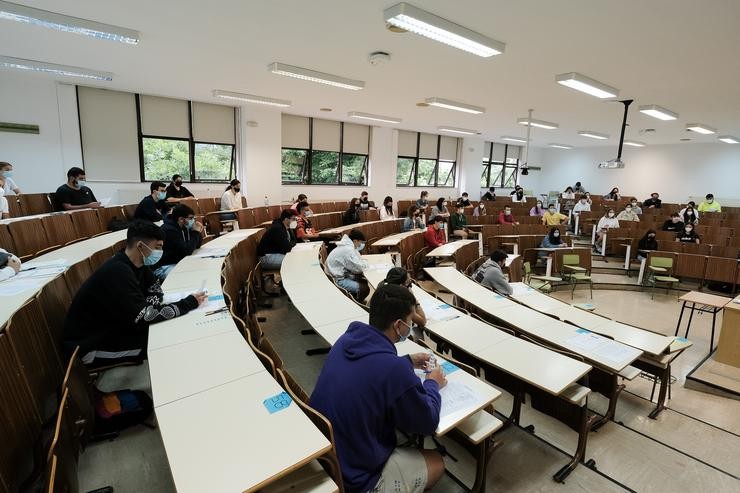 Varios estudantes esperan para facer un exame nunha aula da Facultade de Psicoloxía da Universidade de Santiago de Compostela 