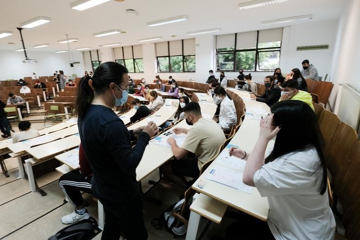 Varios estudantes agardan para facer un exame nunha aula da Facultade de Psicoloxía da Universidade de Santiago de Compostela, o día do comezo dos exames de selectividade 2021, a 8 de xuño de 2021 