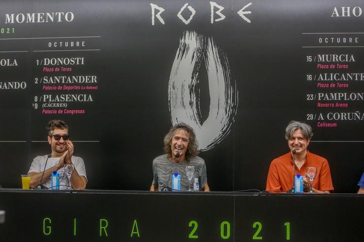O cantante de Extremoduro, Roube Iniesta (c) xunto dous membros da súa banda. Ricardo Rubio - Europa Press 