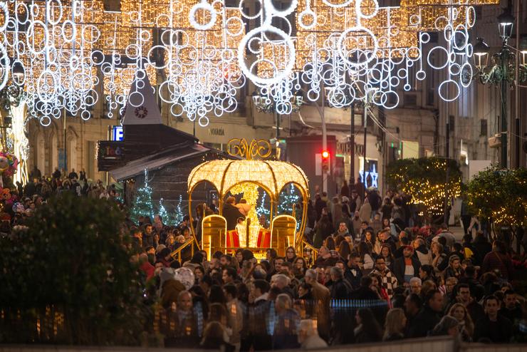 Varias persoas pasean polo centro da cidade de Vigo para gozar da iluminación do Nadal, a 17 de decembro de 2022 / Gustavo de la Paz