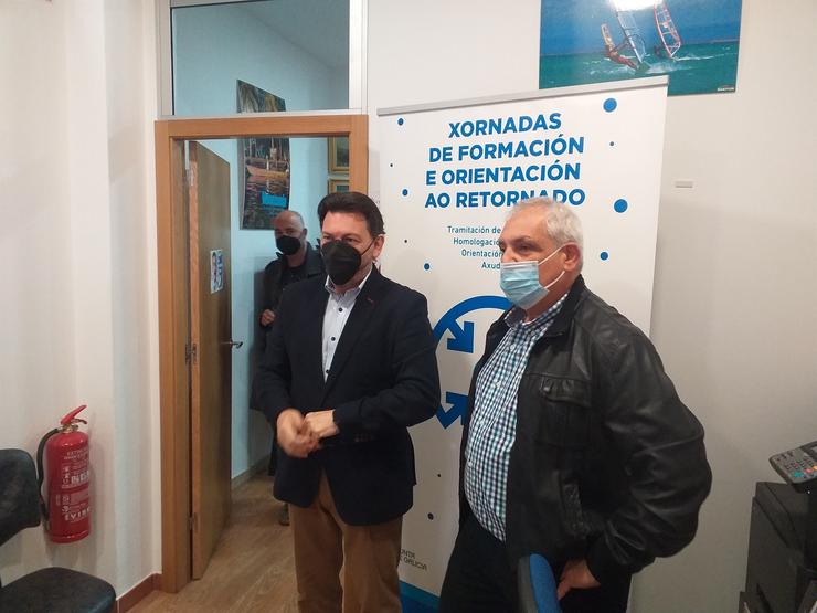 O secretario xeral de Emigración da Xunta, Antonio Rodríguez Miranda, e o presidente da Federación Venezolana de Galicia, Manuel Pérez, na sede da entidade en Vigo. 