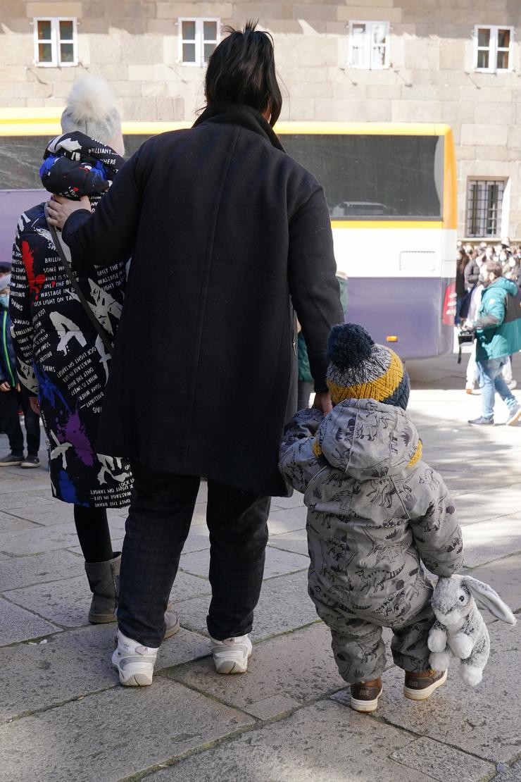 Arquivo - Unha nai e os seus dous fillos refuxiados ucraínos á súa chegada desde un autobús con 47 persoas ucraínas, a 17 de marzo de 2022, en Santiago de Compostela, A Coruña, Galicia.. Álvaro Ballesteros - Europa Press - Arquivo 