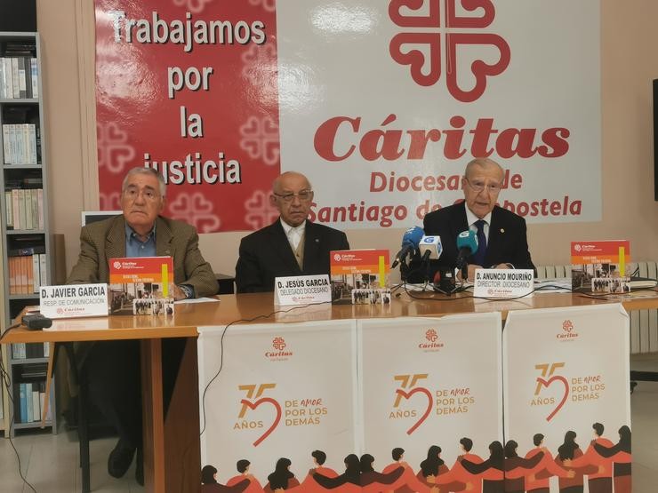 O responsable de Comunicación de Cáritas Santiago, Javier García, o delegado diocesano, Jesús García, e o director diocesano, Anuncio Mouriño, presentan a memoria anual do 2021. 