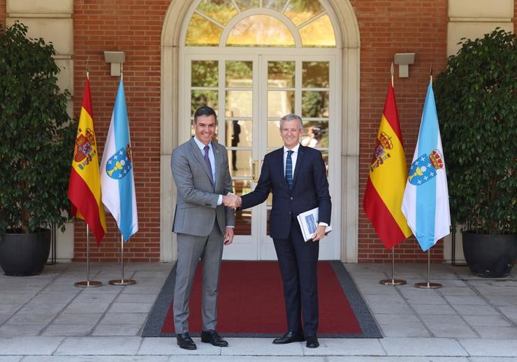 O presidente do Goberno de España, Pedro Sánchez (esquerda), recibe o presidente do Goberno de Galicia, Alfonso Rueda, no Palacio da Moncloa / Eduardo Parra - Arquivo