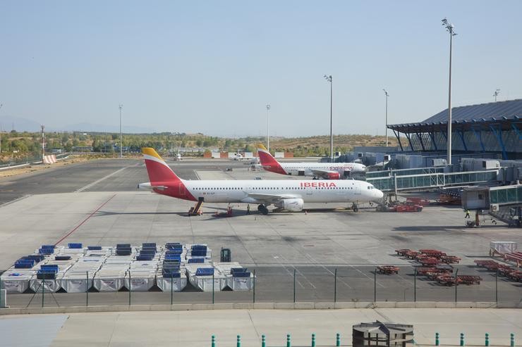 Dous avións de Iberia no aeroporto Adolfo Suárez Madrid-Barajas, a 12 de agosto de 2022, en Madrid  