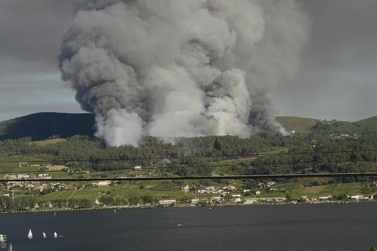 Vista do incendio desde Sampaio, alén do río, a 27 de xullo de 2022, en Castrelo de Miño 