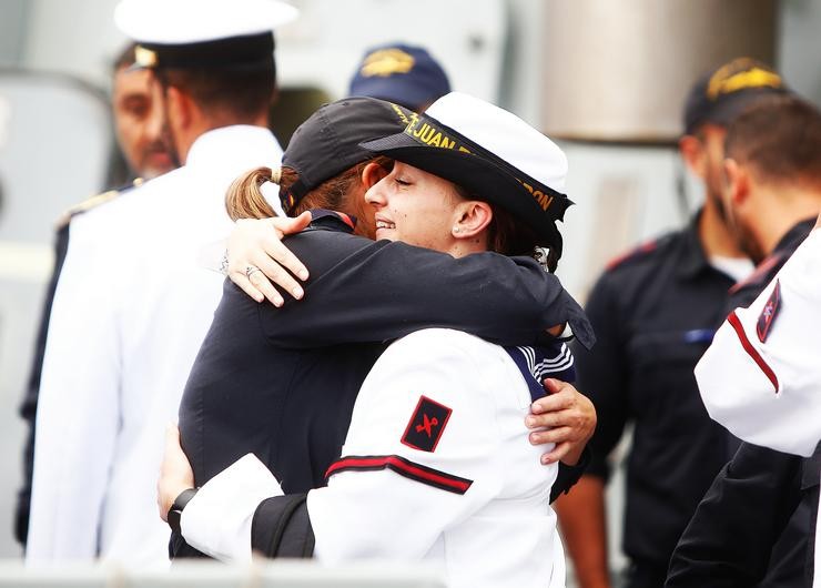 Dous compoñentes da Fragata Almirante Juan de Borbón abrázanse á súa chegada á Estación Naval da Graña. Raúl Lomba - Europa Press