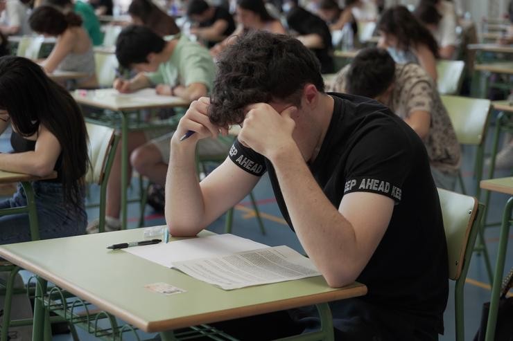 Un estudante realiza un dos exames da EBAU/ Alberto Ruiz - Europa Press 