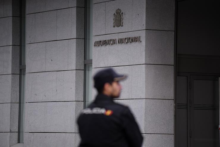 Un axente de Policía na entrada da Audiencia Nacional, a 16 de outubro de 2023, en Madrid 