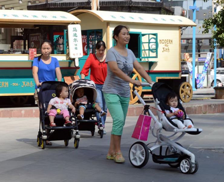 Mulleres chinas paseando aos seus fillos 
