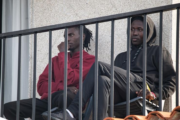 Varios migrantes procedentes de Canarias nunha das terrazas do hotel Baixamar, en Sanxenxo 