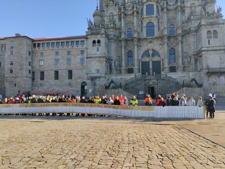 Concentración na Praza do Obradoiro en memoria dos migrantes mortos no seu intento por alcanzar Europa 