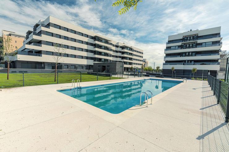 Unha piscina nunha promoción inmobiliaria de vivendas e pisos nunha zona residencial dunha gran cidade 