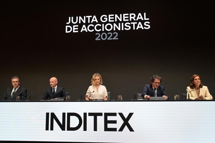 O conselleiro delegado de Inditex, Óscar García Maceiras, e a presidenta de Inditex, Marta Ortega, xunto co resto de membros do Consello de Administración 