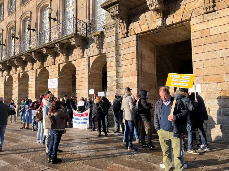 Protesta de afectados pola regulación de vivendas de uso turístico en Santiago de Compostela 