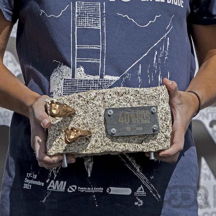 Trofeo deseñado para unha competición de escalada no muro do Dique de Abrigo do Porto da Coruña. Foto: Pedronia.