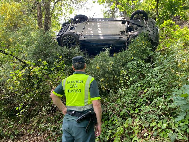 Coche accidentado en Coles / GARDA CIVIL