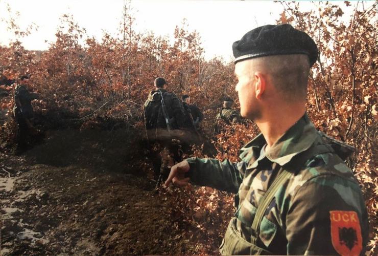 Roland Barterzko cando era combatente do Exército de Liberación de Kosovo 