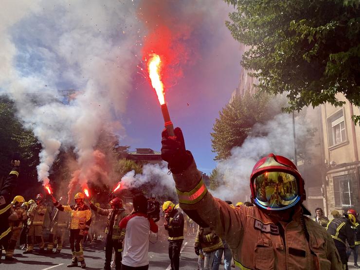 Protesta de bombeiros comarcais en Santiago / Europa Press