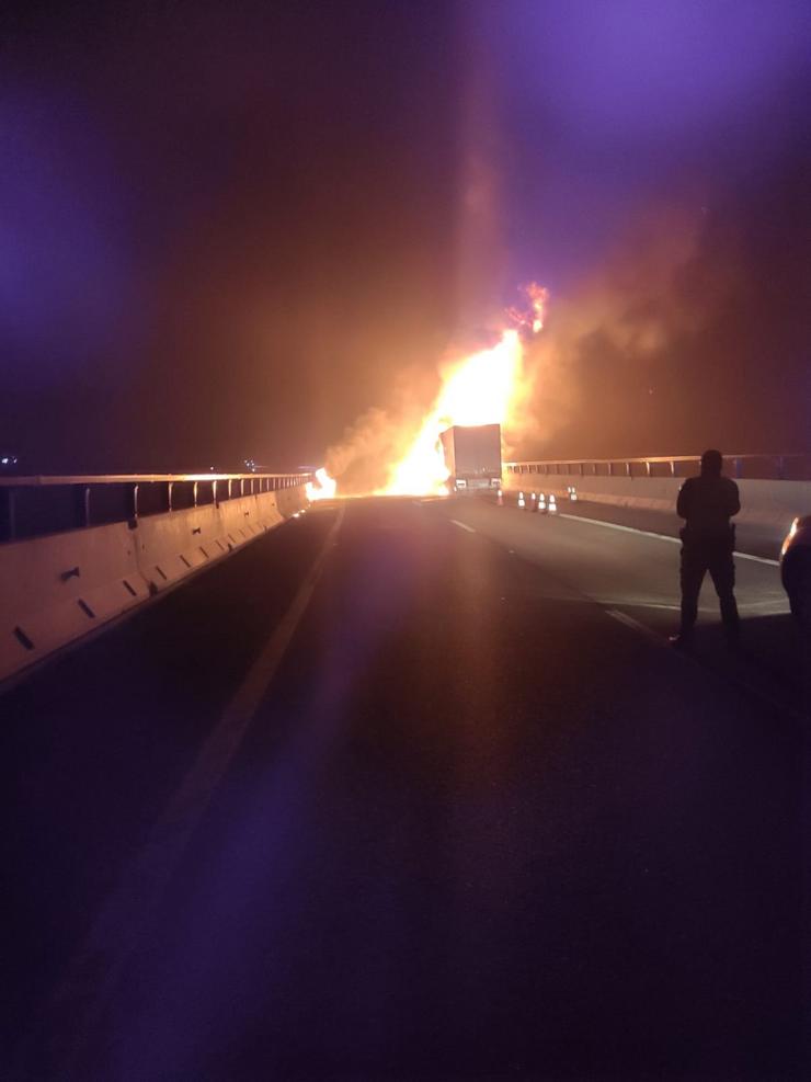 Corte da circulación na A-52 debido ao incendio dun vehículo articulado no quilómetro 107, sentido Benavente, no termo municipal de Lubian 