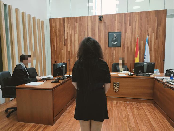 Imaxe dun xuízo contra unha acusada 