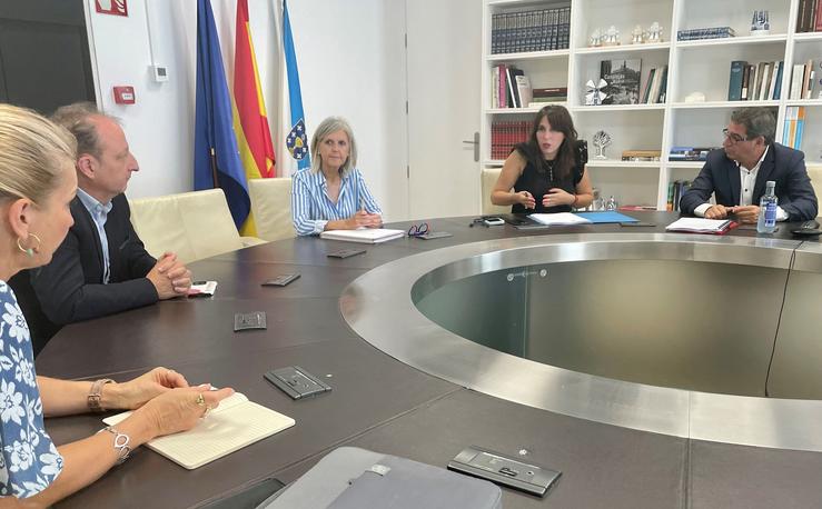 A conselleira de Economía, Industria e Innovación, María Jesús Lorenzana, reúnese co Clúster TIC Galicia 