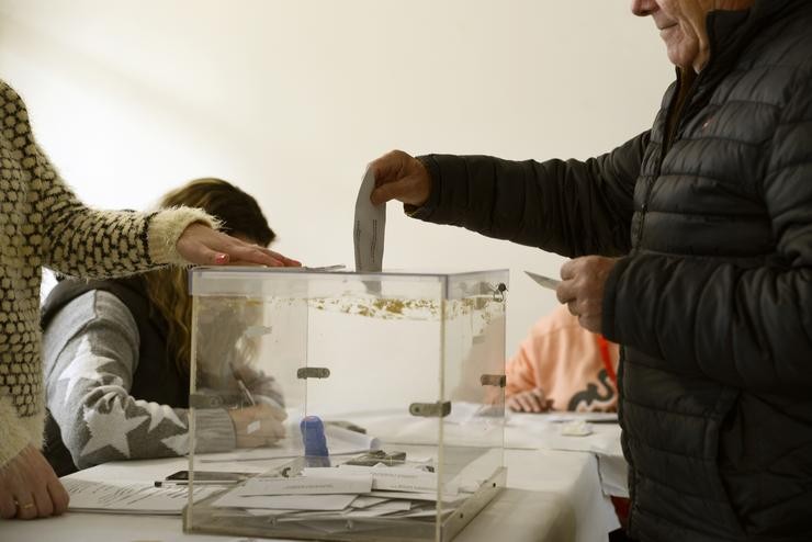 Arquivo - Un home exerce o seu dereito a voto. Foto de arquivo.. Rosa Veiga - Europa Press - Arquivo