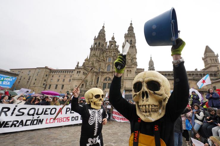 Manifestantes durante unha protesta contra a xestión pola vertedura dos pellets. Álvaro Ballesteros - Europa Press 