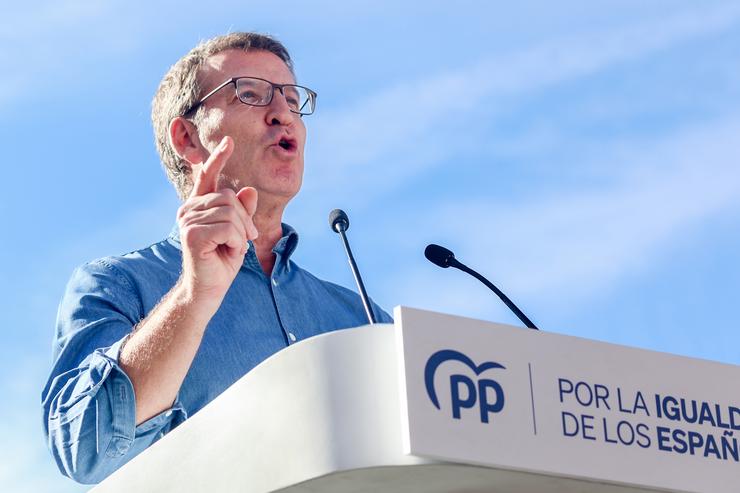 O presidente do Partido Popular, Alberto Núñez Feijóo, intervén durante unha manifestación convocada polo PP / Europa Press