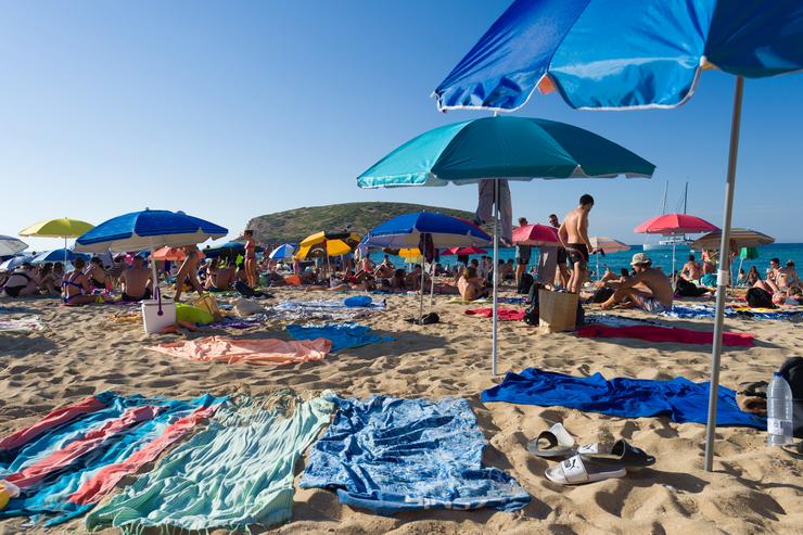 Bañistas nunha praia gozando do bo tempo e do sol en pleno verán /  Germán Lama - Arquivo