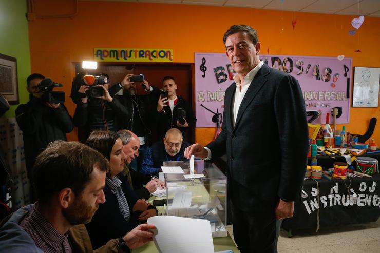 O candidato do PSdeG á Xunta de Galicia, Xosé Ramón Gómez Besteiro, exerce o seu dereito a voto, no CEIP Rosalía de Castro, a 18 de febreiro de 2024, en Lugo 