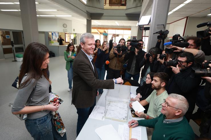 O presidente da Xunta e candidato do Partido Popular á reelección, Alfonso Rueda, exerce o seu dereito a voto, no Centro Galego de Tecnificación Deportiva (CGTD), a 18 de febreiro de 2024, en Pontevedra 