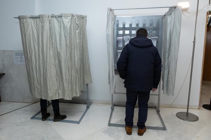Un home exerce o seu dereito a voto, no Centro Galego de Arte Contemporánea (CGAC), a 18 de febreiro de 2024, en Santiago de Compostela 