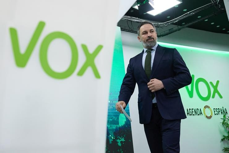 O líder de VOX, Santiago Abascal, chega a unha rolda de prensa tras a reunión do Comité de Acción Política de VOX, na sede do partido, a 12 de febreiro de 2024 / Jesús Hellín - Arquivo